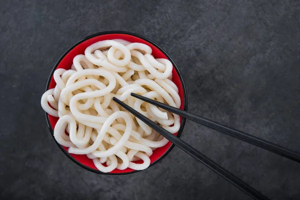 Macarrão Udon Japonês Tigela Vermelha Mesa Pedra — Fotografia de Stock