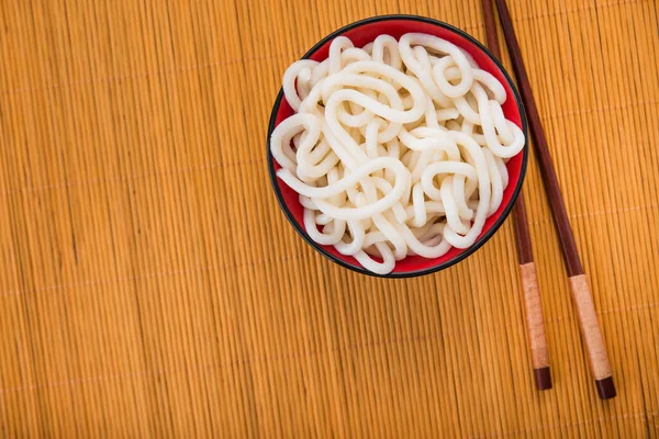 Macarrão Udon Japonês Tigela Vermelha Fundo Madeira Comida Asiática — Fotografia de Stock