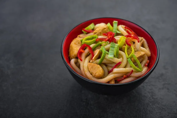 Kırmızı Biberli Udon Eriştesi Kasede Yeşil Pırasa Baharatlı Asya Yemekleri — Stok fotoğraf