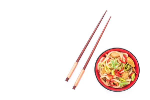 Macarrão Japonês Udon Com Pimenta Vermelha Tigela Vermelha Isolada Fundo — Fotografia de Stock