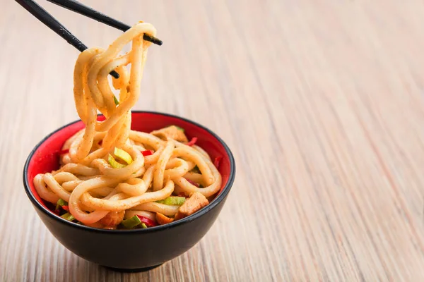 Macarrão Udon Japonês Com Pauzinho Pimenta Vermelha Fundo Picante Japonês — Fotografia de Stock