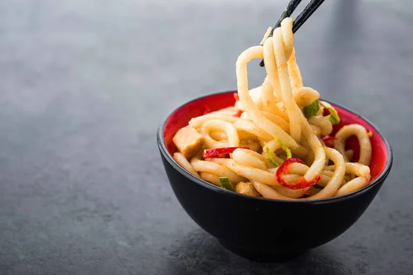 Macarrão Udon Japonês Com Pauzinho Pimenta Vermelha Fundo Picante Japonês — Fotografia de Stock