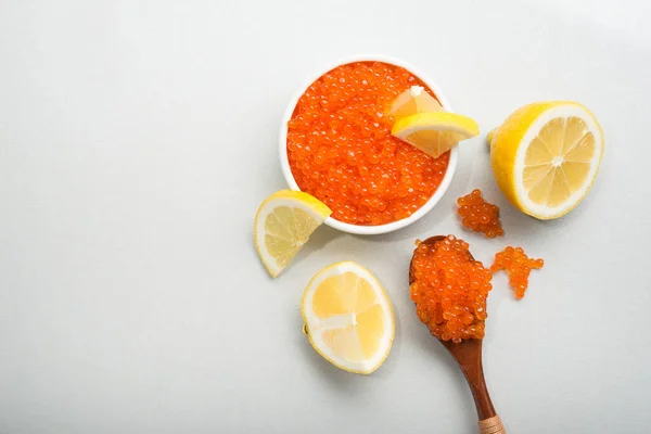 Caviar Rojo Witl Cortar Limón Tazón Aislado Sobre Fondo Blanco —  Fotos de Stock