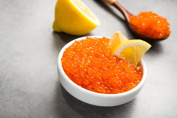 Caviar Rojo Witl Cortar Limón Tazón Aislado Sobre Fondo Blanco —  Fotos de Stock
