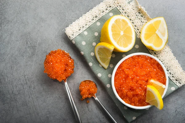 Caviar Vermelho Com Limão Fatia Boliche Branco Uma Mesa Lanche — Fotografia de Stock