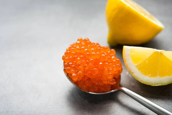 Primer Plano Cuchara Con Caviar Rojo Sobre Fondo Aperitivo Mariscos —  Fotos de Stock