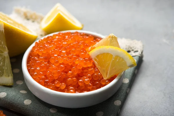 Caviar Vermelho Com Limão Fatia Boliche Branco Uma Mesa Lanche — Fotografia de Stock