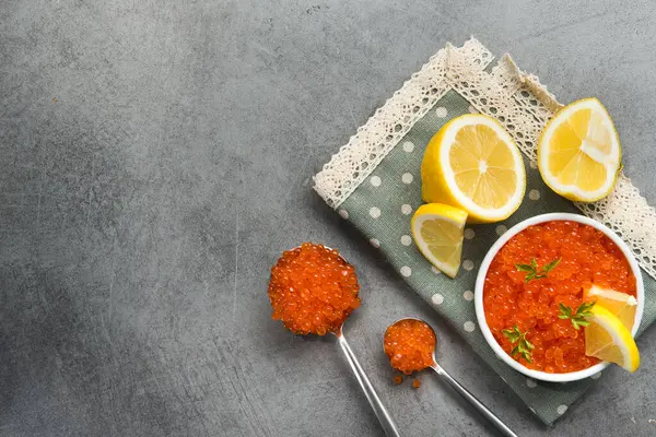 Caviar Vermelho Com Limão Fatia Boliche Branco Uma Mesa Lanche — Fotografia de Stock