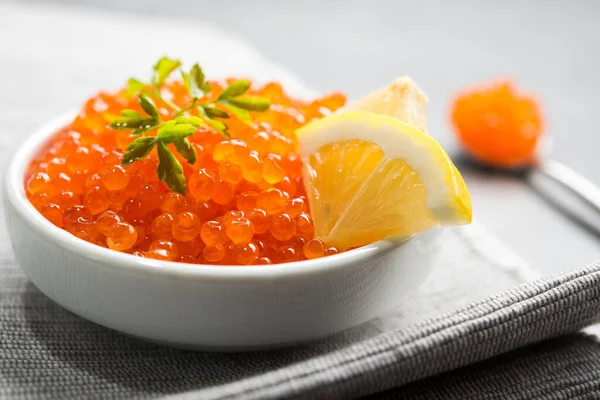 Caviar Rojo Con Limón Cortado Escudilla Blanca Sobre Mesa Snack —  Fotos de Stock