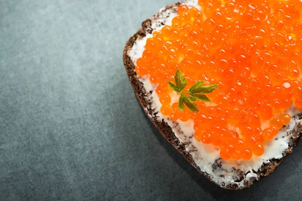 Leckerer Roter Kaviar Mit Sandwich Und Frischen Zitronenscheiben Auf Einem — Stockfoto