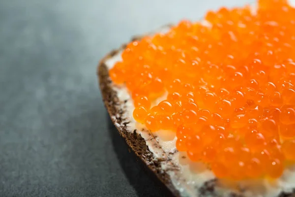 Lezzetli Kırmızı Havyar Sandviç Masada Taze Limon Dilimi Deniz Ürünleri — Stok fotoğraf