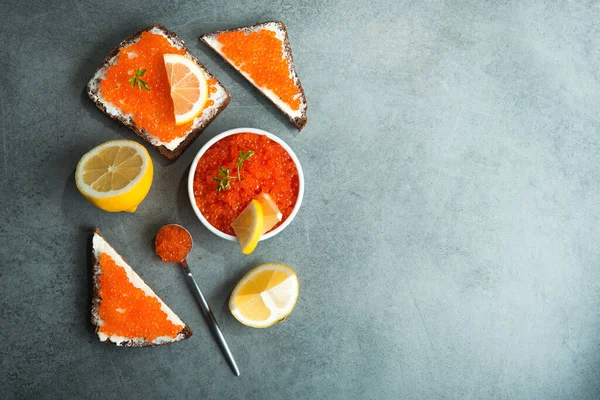 Delicioso Caviar Rojo Con Sándwich Rodaja Limón Fresco Una Mesa — Foto de Stock