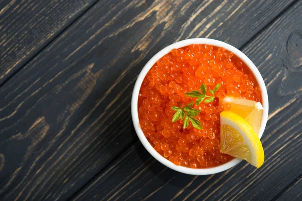 Rød Kaviar Med Skive Citron Hvid Skål Bord Luksus Seafood - Stock-foto