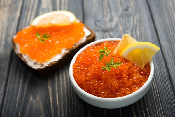 Delicioso Caviar Rojo Con Sándwich Rodaja Limón Fresco Una Mesa —  Fotos de Stock