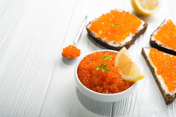 Kırmızı Havyarlı Sandviçler Ahşap Beyaz Masada Sarı Taze Limon Deniz — Stok fotoğraf