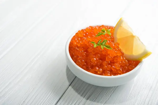 Caviar Rojo Con Limón Cortado Escudilla Blanca Sobre Mesa Snack —  Fotos de Stock