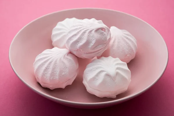 Chutné Sladké Zephyr Bílém Talíři Pastelově Růžové Pozadí — Stock fotografie