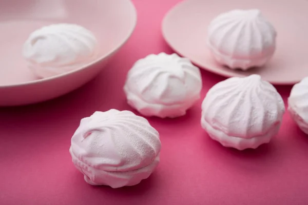 Zéfiro Doce Saboroso Prato Branco Fundo Rosa Pastel — Fotografia de Stock