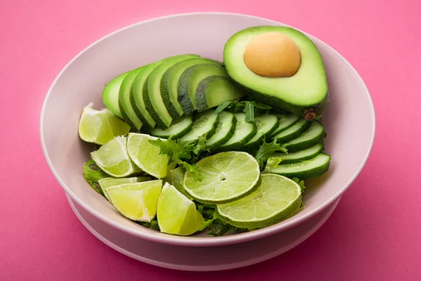 Verse Salade Met Avocado Groene Limoen Komkommer Een Roze Pastelachtergrond — Stockfoto