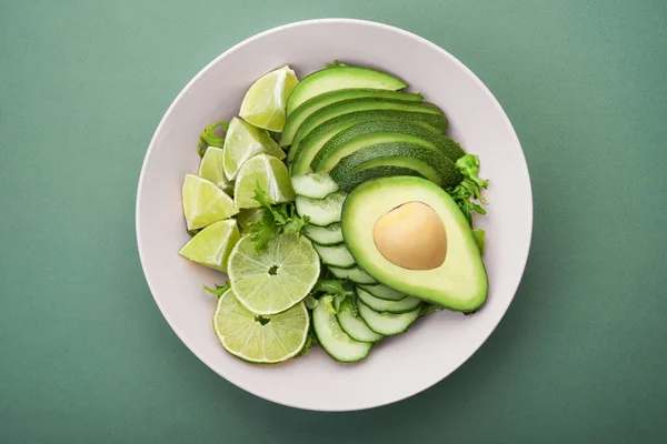 Ensalada Fresca Con Aguacate Lima Verde Pepino Sobre Fondo Pastel —  Fotos de Stock