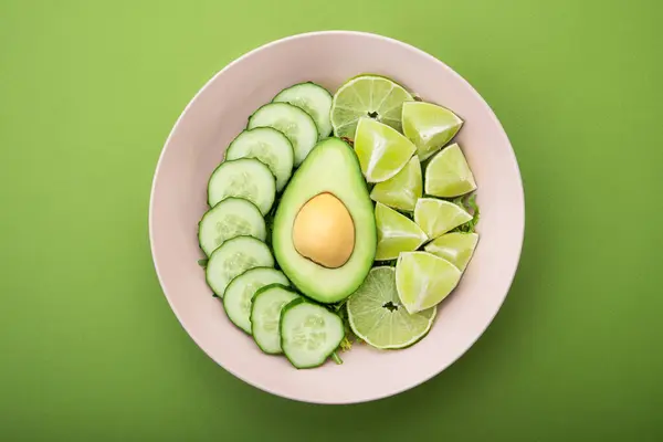 Ensalada Alimentos Saludables Con Aguacate Lima Pepino Sobre Fondo Verde —  Fotos de Stock