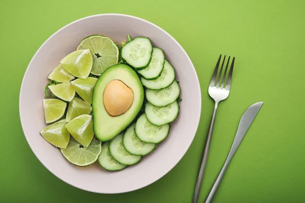 Ensalada Alimentos Saludables Con Aguacate Lima Pepino Sobre Fondo Verde —  Fotos de Stock