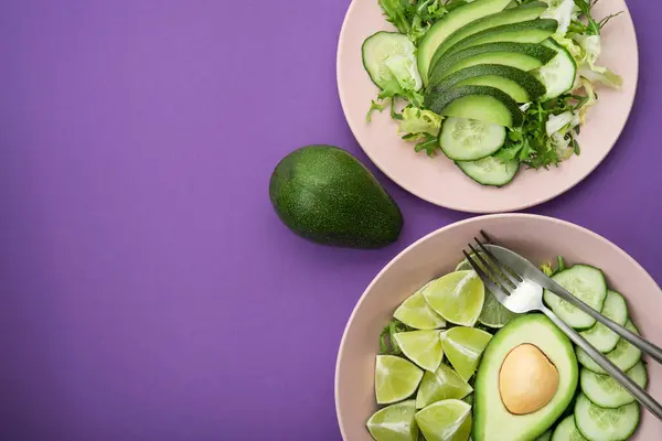 Ensalada Con Aguacate Lima Fresca Pepino Verde Sobre Fondo Violeta —  Fotos de Stock