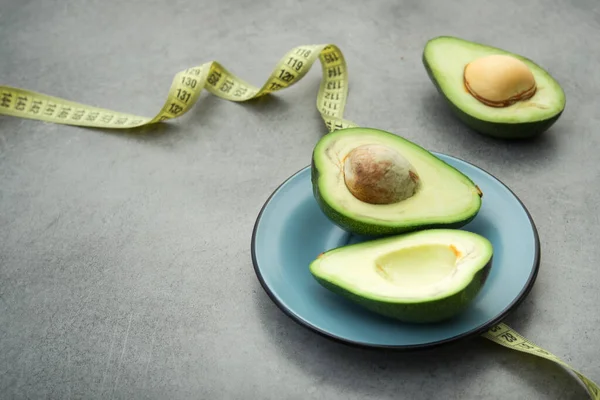 Aguacate Verde Fresco Plato Mesa Piedra Tiempo Dieta Con Cinta —  Fotos de Stock