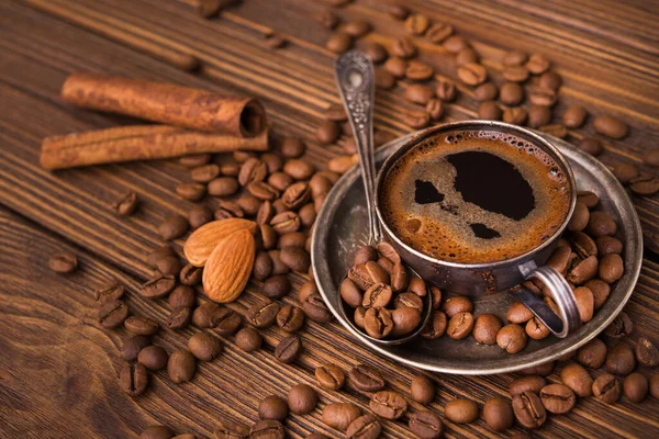 Vintage Metalen Koffiebeker Met Geroosterde Bonen Amandel Kaneel Een Houten — Stockfoto