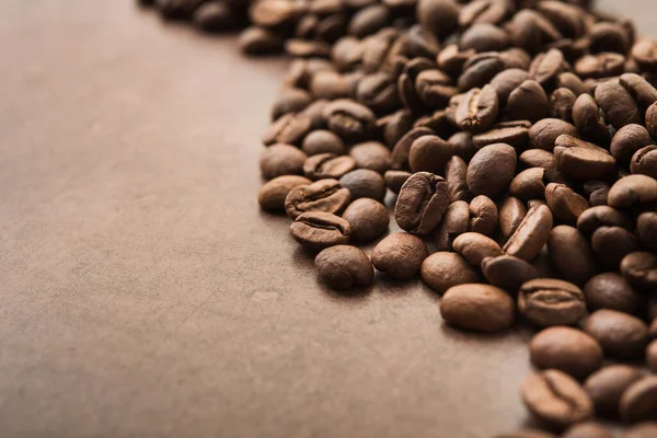 木製のテーブルの上に自然コーヒー豆の閉鎖 — ストック写真