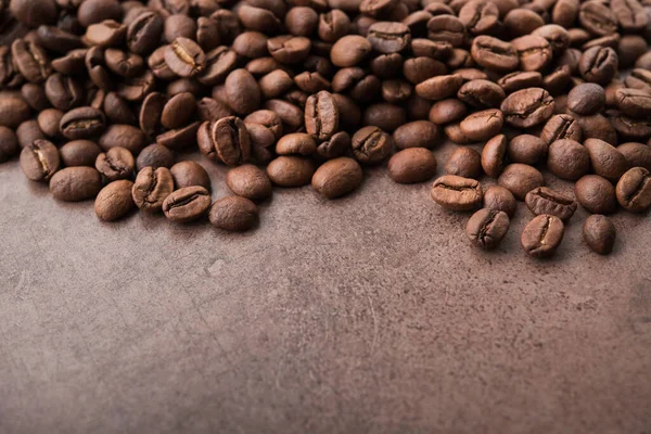 Nahaufnahme Von Natürlichen Kaffeebohnen Auf Einem Holztisch — Stockfoto
