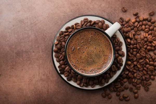 Café Una Taza Blanca Con Frijoles Asados Sobre Una Mesa —  Fotos de Stock