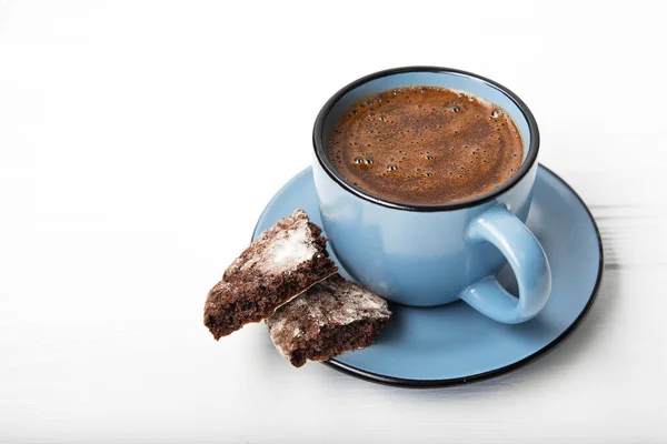 Голубая Чашка Кофе Шоколадом Белом Деревянном Столе — стоковое фото