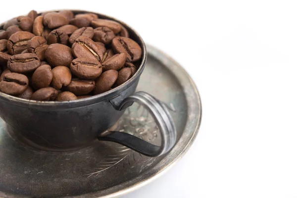 Alte Kaffeetasse Gefüllt Mit Gerösteten Bohnen Isoliert Auf Weißem Hintergrund — Stockfoto