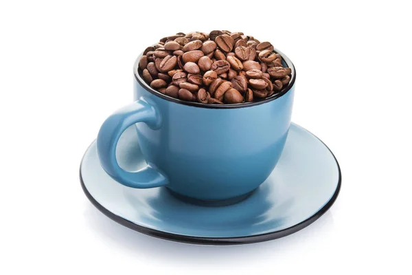 白い背景にコーヒー豆が閉じ込められたセラミックカップ — ストック写真