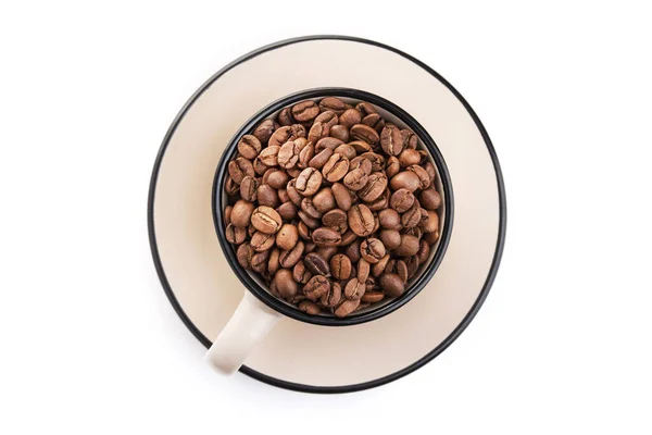 Keramiktasse Gefüllt Mit Gerösteten Kaffeebohnen Isoliert Auf Weißem Hintergrund Ansicht — Stockfoto