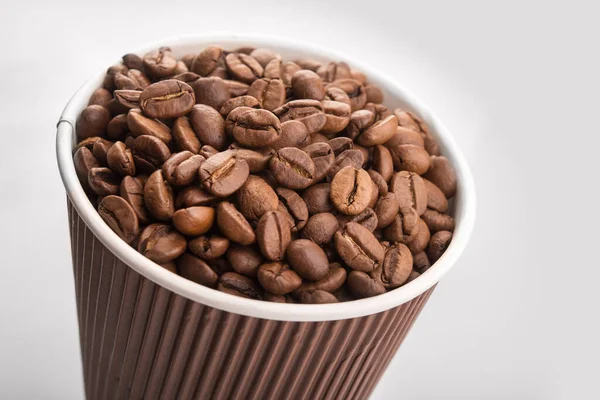 Pappbecher Gefüllt Mit Kaffeebohnen Auf Weißem Hintergrund Gehen Oder Trinken — Stockfoto