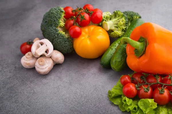 Zet Rauwe Verse Groenten Peper Komkommer Champignons Tomaat Een Stenen — Stockfoto