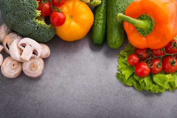 Zet Rauwe Verse Groenten Peper Komkommer Champignons Tomaat Een Stenen — Stockfoto