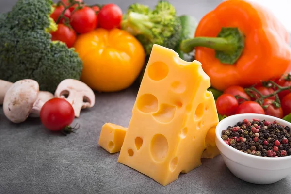 Käsestück Mit Frischem Gemüse Auf Einem Tisch Hintergrund Milchprodukten — Stockfoto