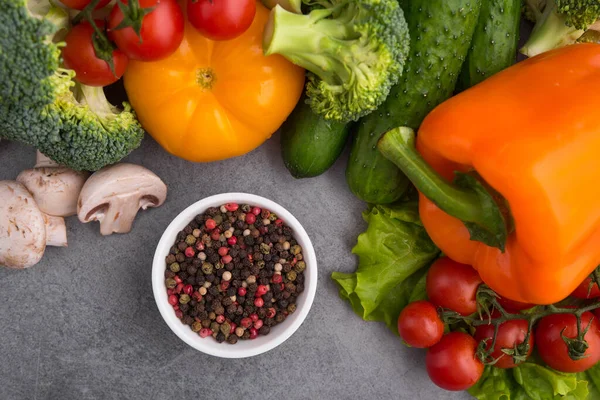 Rohes Frisches Gemüse Paprika Gurken Pilze Und Tomaten Mit Gewürzschale — Stockfoto