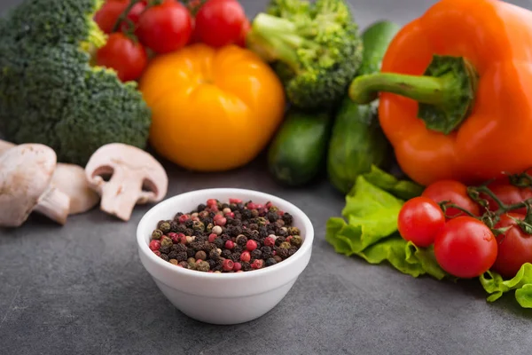 Färska Grönsaker Peppar Gurka Svamp Och Tomat Med Kryddor Skål — Stockfoto