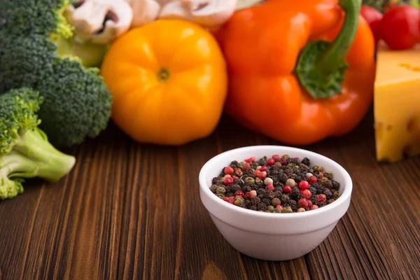 Verse Rauwe Groenten Met Een Stuk Kaas Een Houten Tafel — Stockfoto