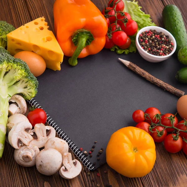 Caderno Receita Preto Com Tomate Papper Queijo Ovo Pepino Brócolis — Fotografia de Stock