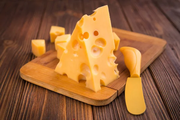 まな板の上にチーズをのせると — ストック写真