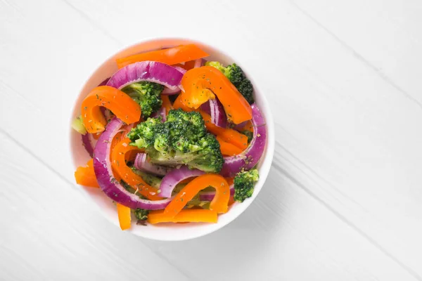 Frisse Caloriearme Salade Met Broccoli Peper Een Witte Houten Tafel — Stockfoto