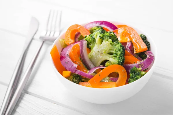 Färsk Kalorifattig Sallad Med Broccoli Peppar Och Lök Ett Vitt — Stockfoto