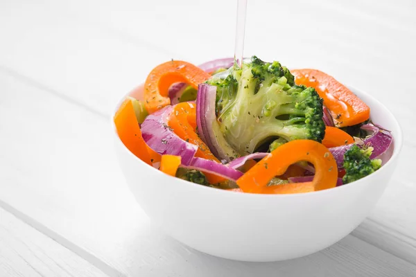 Färsk Kalorifattig Sallad Med Broccoli Peppar Och Lök Ett Vitt — Stockfoto