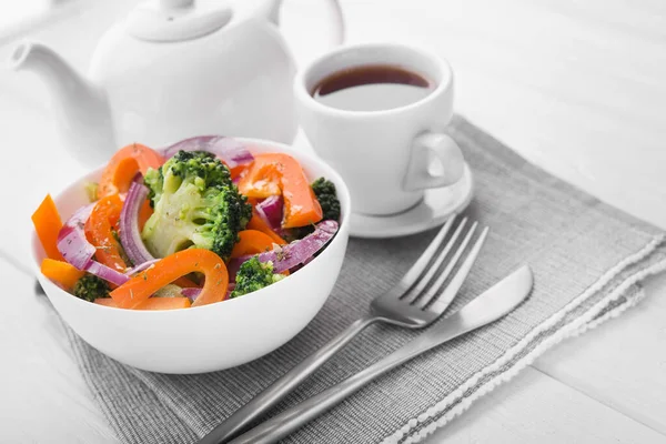 Hälsosam Vegetarisk Lunch Med Färsk Sallad Skål Peppar Broccoli Med — Stockfoto