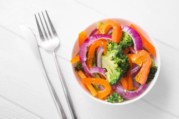 Färsk Kalorifattig Sallad Med Broccoli Peppar Och Lök Ett Vitt — Stockfoto